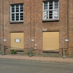 29.7.2009. Ein Zaun umgibt das Gebäude
