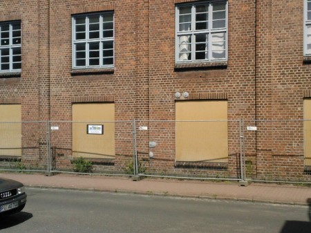 29.7.2009. Ein Zaun umgibt das Gebäude