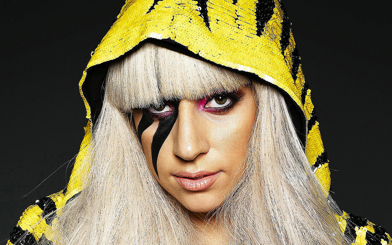 Gaga an Obdachlosen: Macht nichts, ich stinke auch.