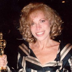 587px-Carly_Simon_(1989)_2