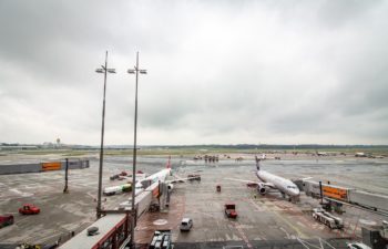 Hamburger Flughafen. Flugzeuge auf dem Rollfeld